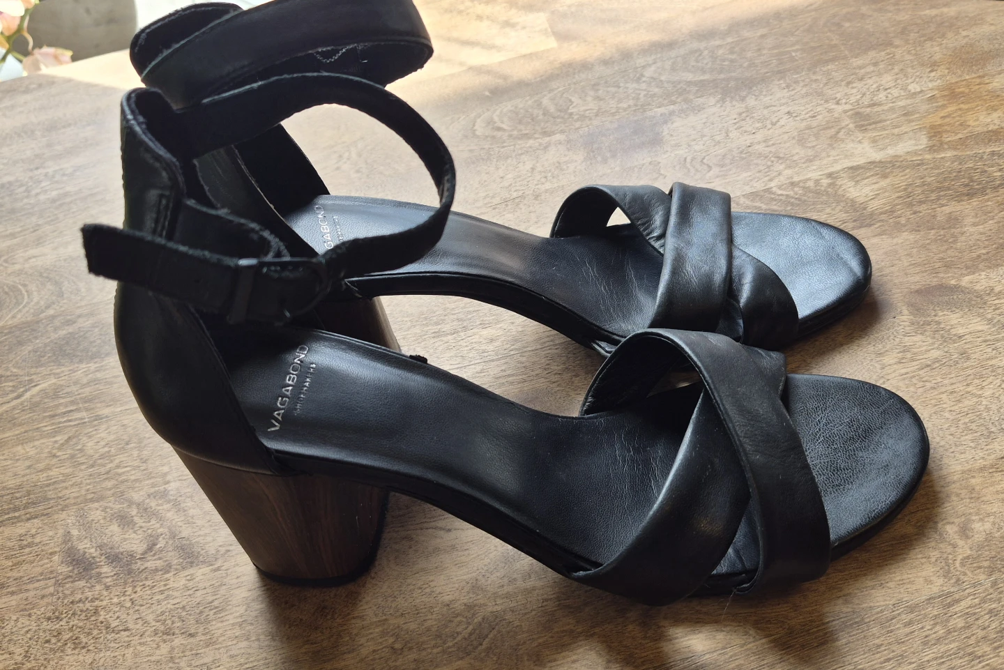 Women's Brand Name Shoes. Sizes 7 to 8. Excellent Condition - photo 4