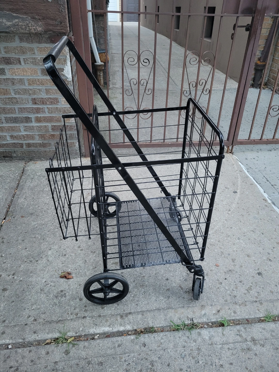 Big Black Metal Folding Shopping Cart with extra basket - photo 2