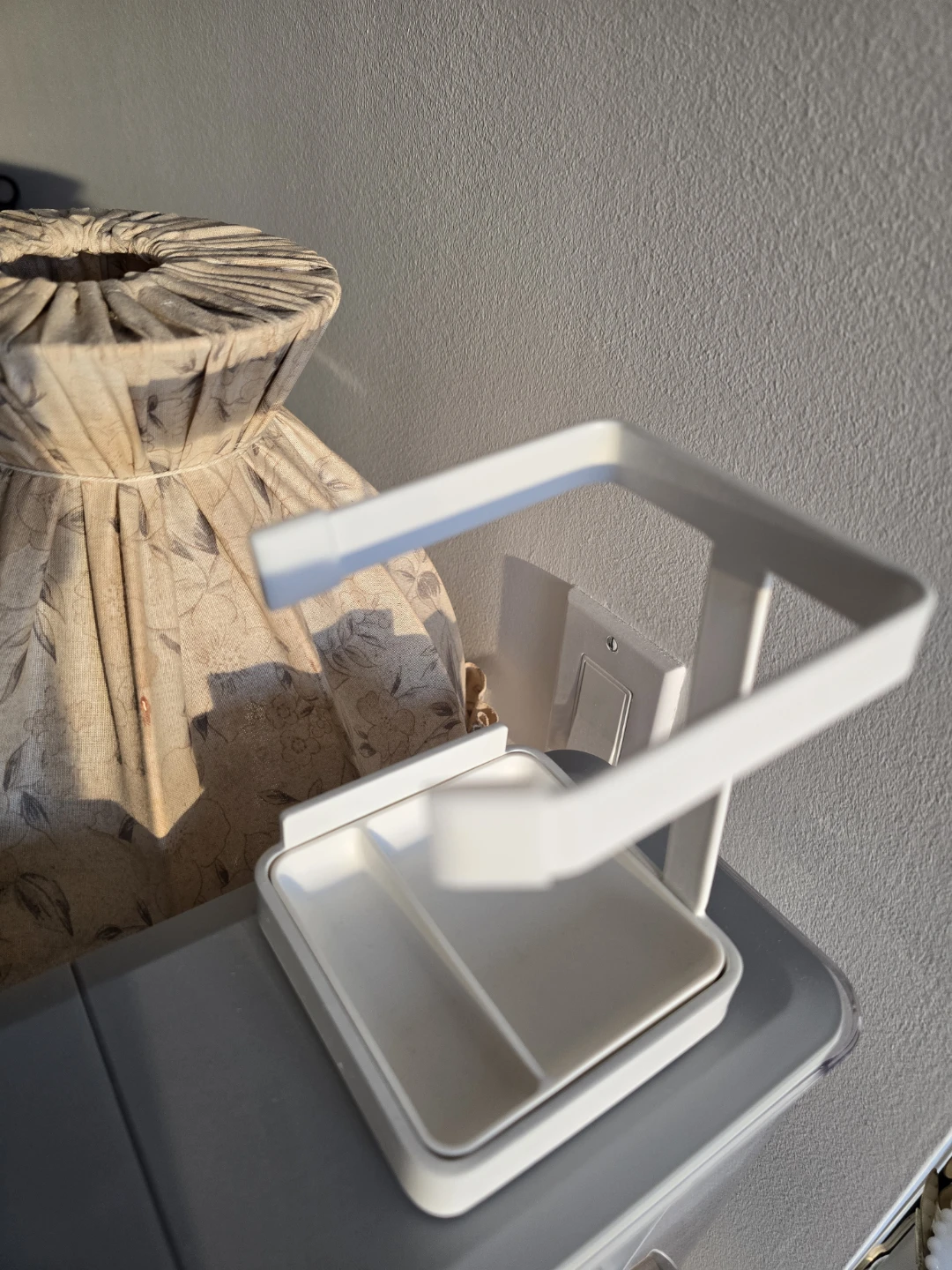 Pot lid holder with spoon rest