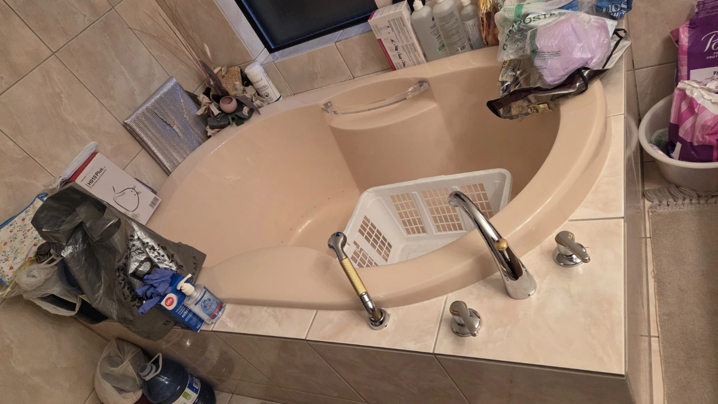 Pink coloured bathtub - photo 4
