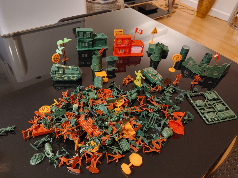 Toy Soldier and Playset Lot