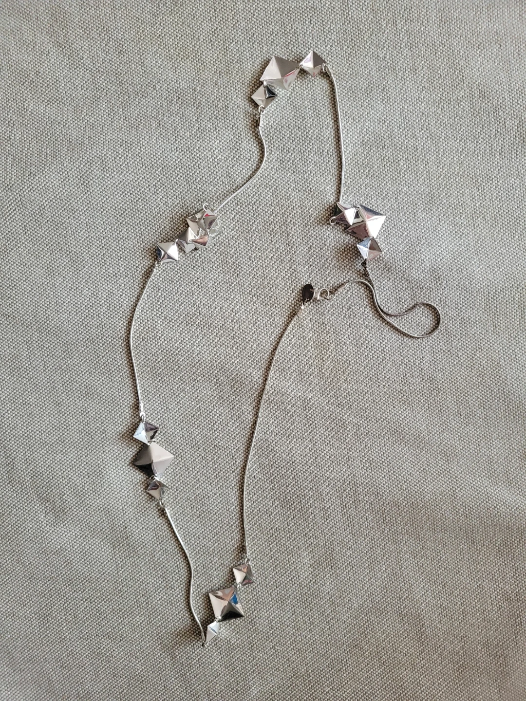 Silver tone geometric pendant necklace
