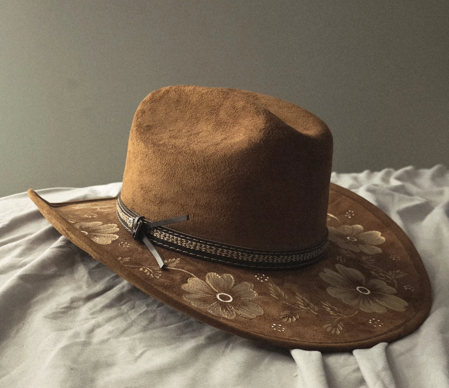 Brown Suede Cowboy Hat with a handpainted Floral Design - photo 5