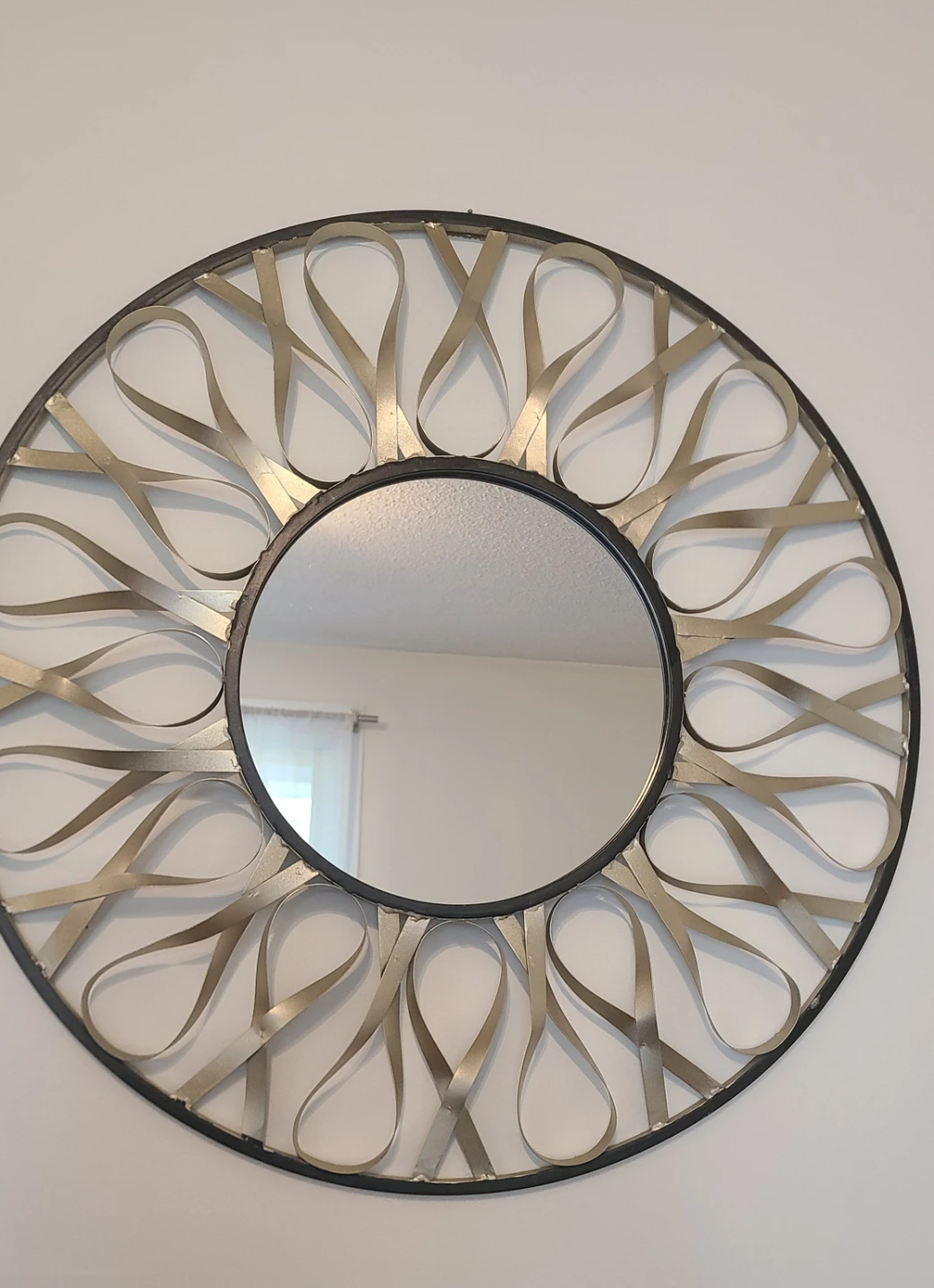 Round Decorative Metal Wall Mirror