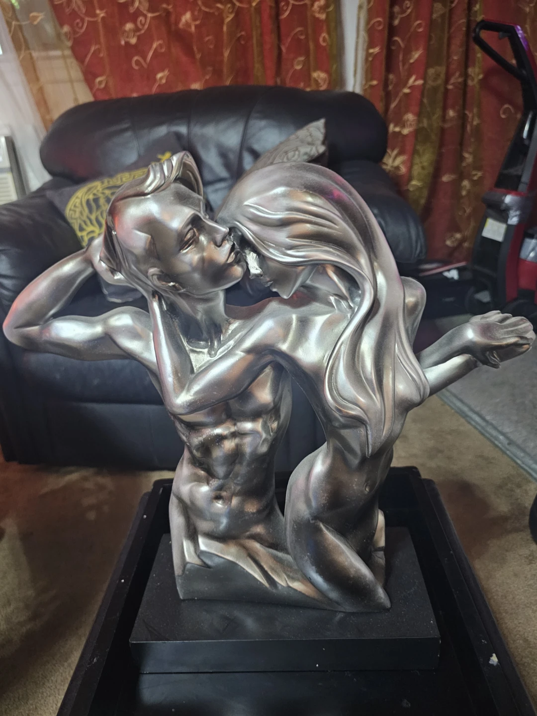 Couple Kissing Sculpture - photo 2