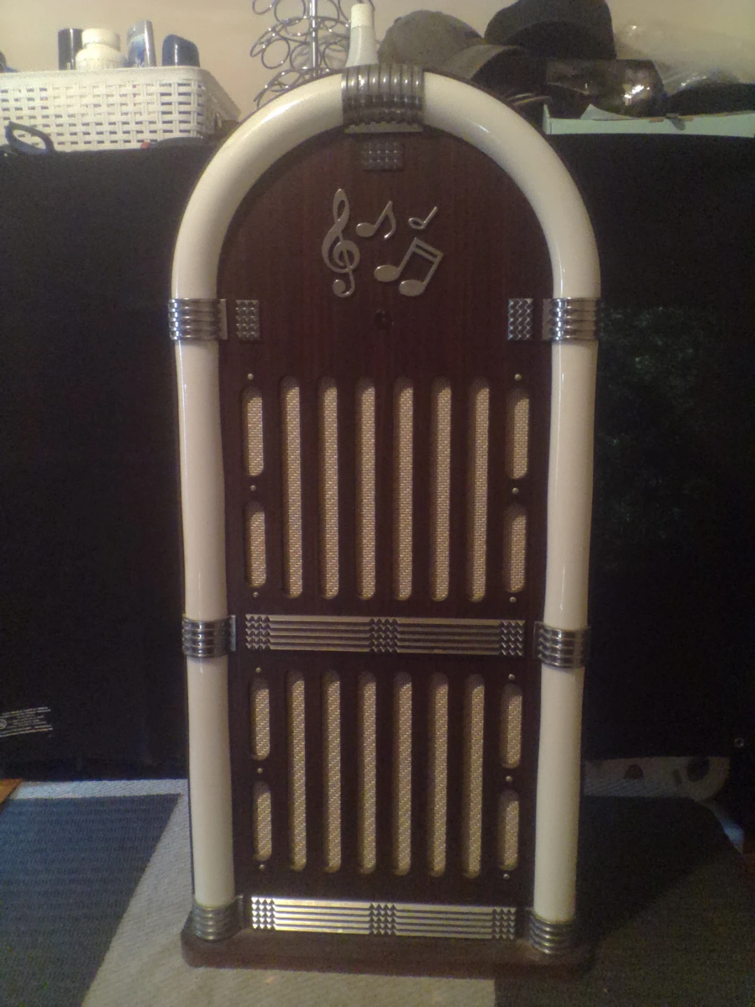 Sylvania Bluetooth with FM Radio wooden jukebox