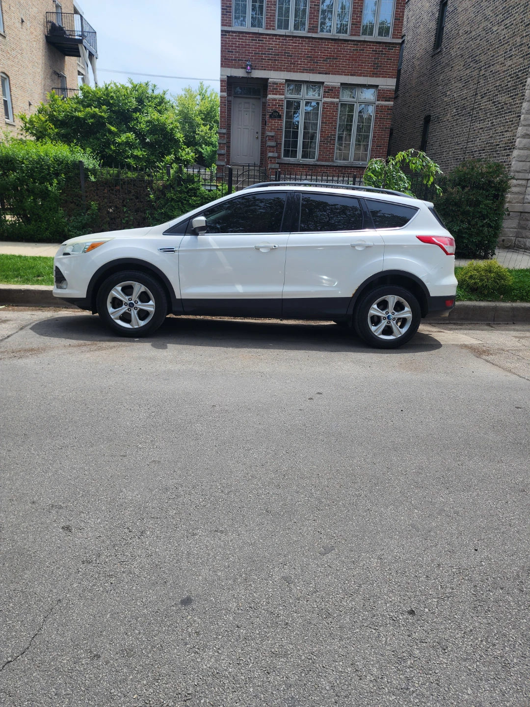 White Ford Escape SUV - photo 3
