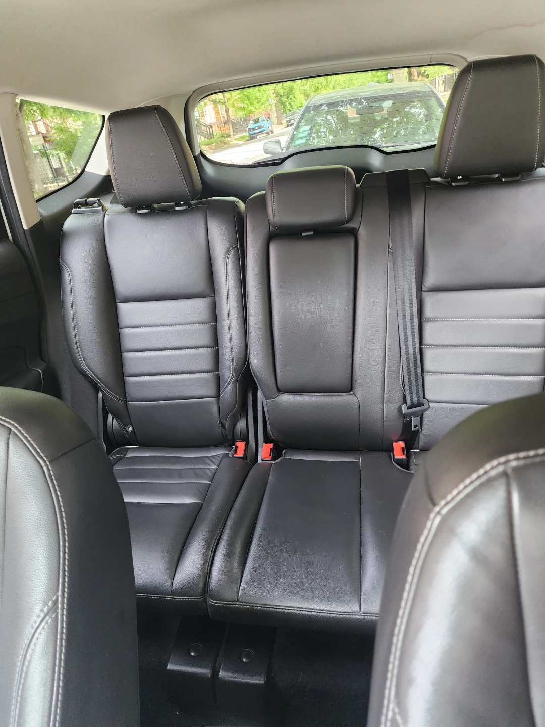 White Ford Escape SUV - photo 4