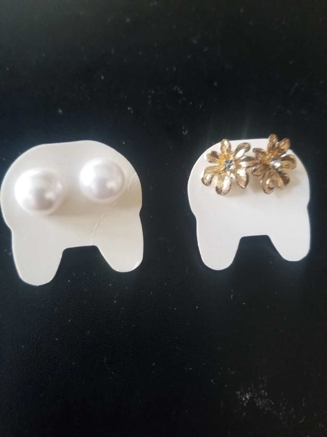 Pair of Earrings - Pearl Studs & Gold Flower Studs - photo 2