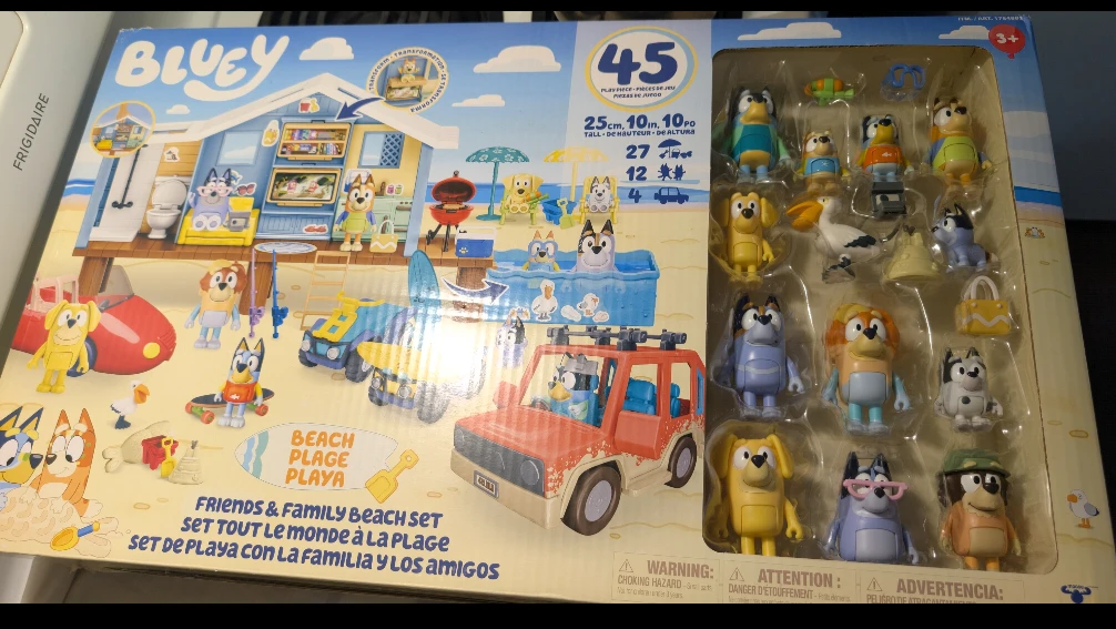 Bluey Friends & Family Beach Set with 45 Pieces