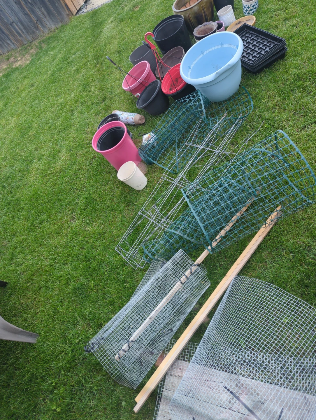 Assorted Garden Pots traysl light &supports - photo 2