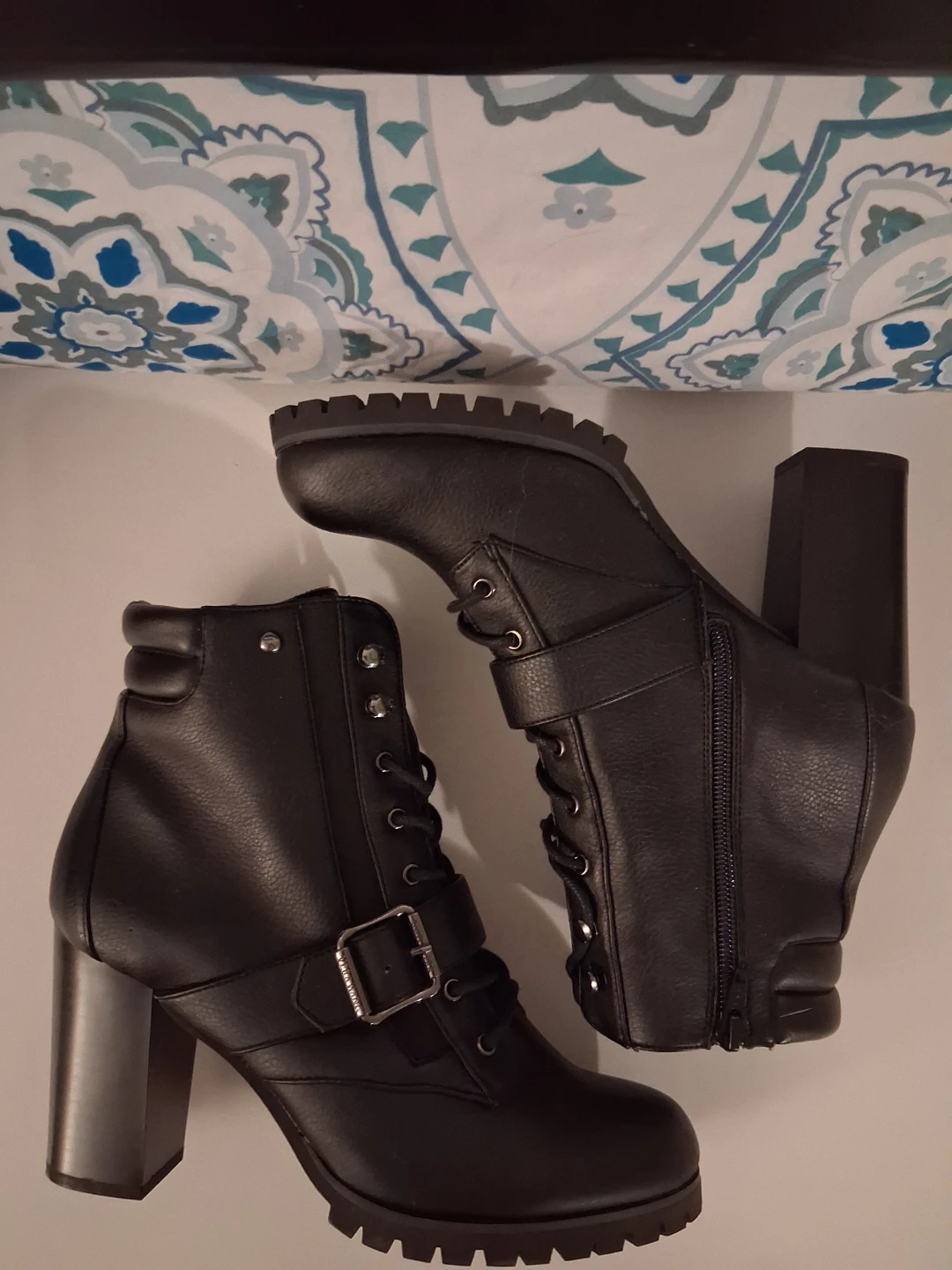 Simply Vera Vera Wang Black PINTAIL Lace-Up Block Heel Boots