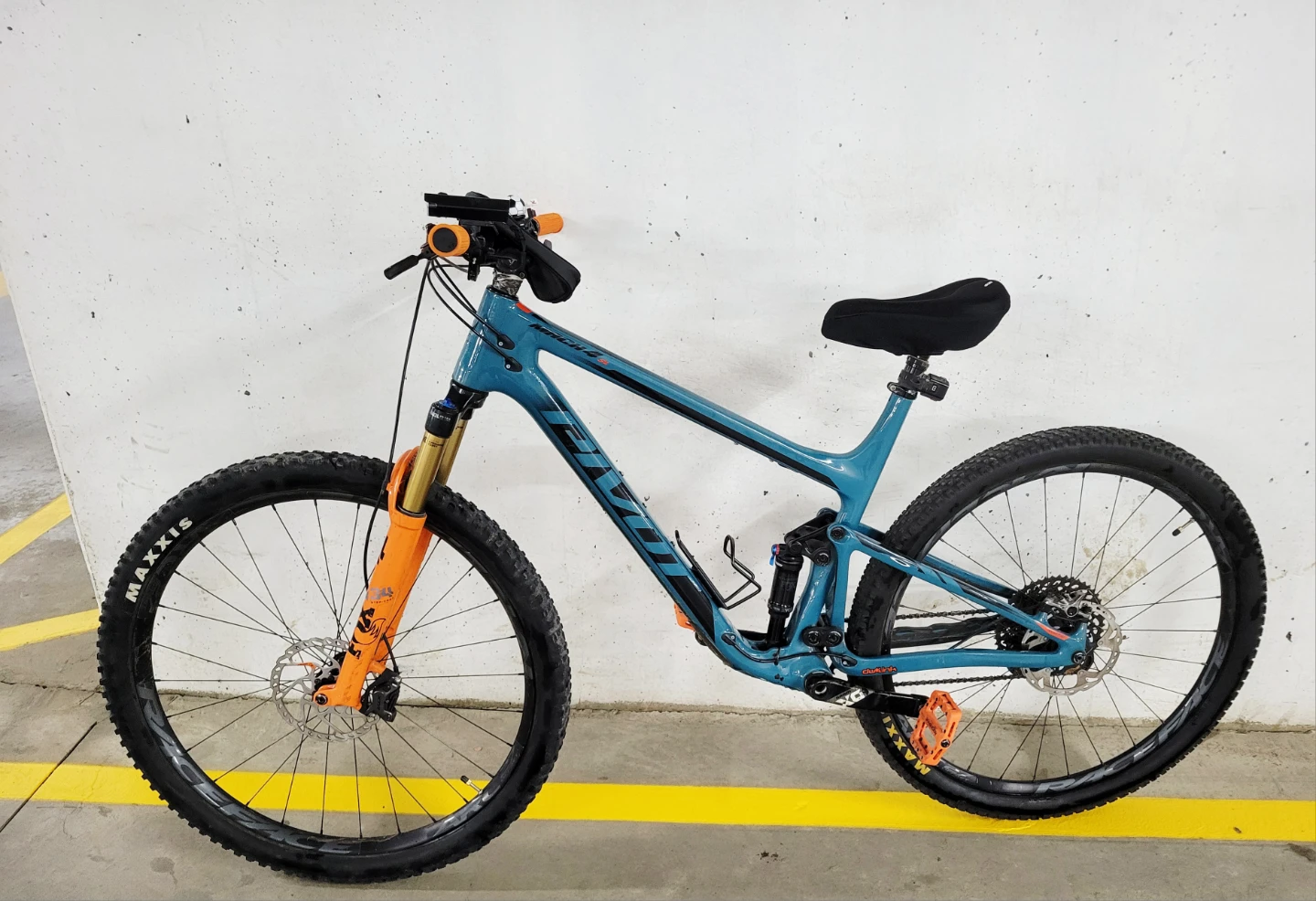 2021 Pivot Mach 4 SL Carbon frame mountain bike