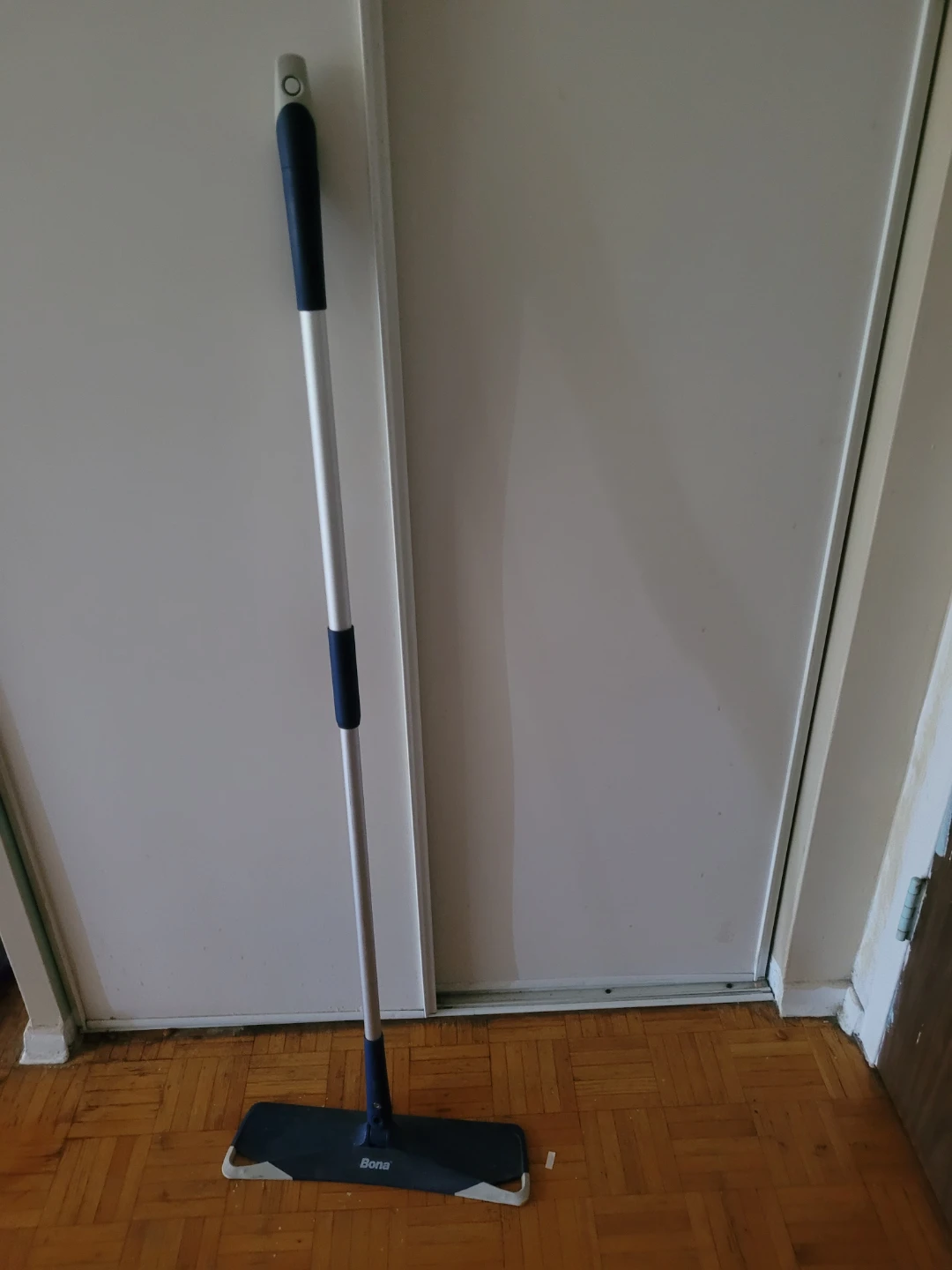 Bona Hardwood Floor Mop with Cleaning Sprays - photo 3