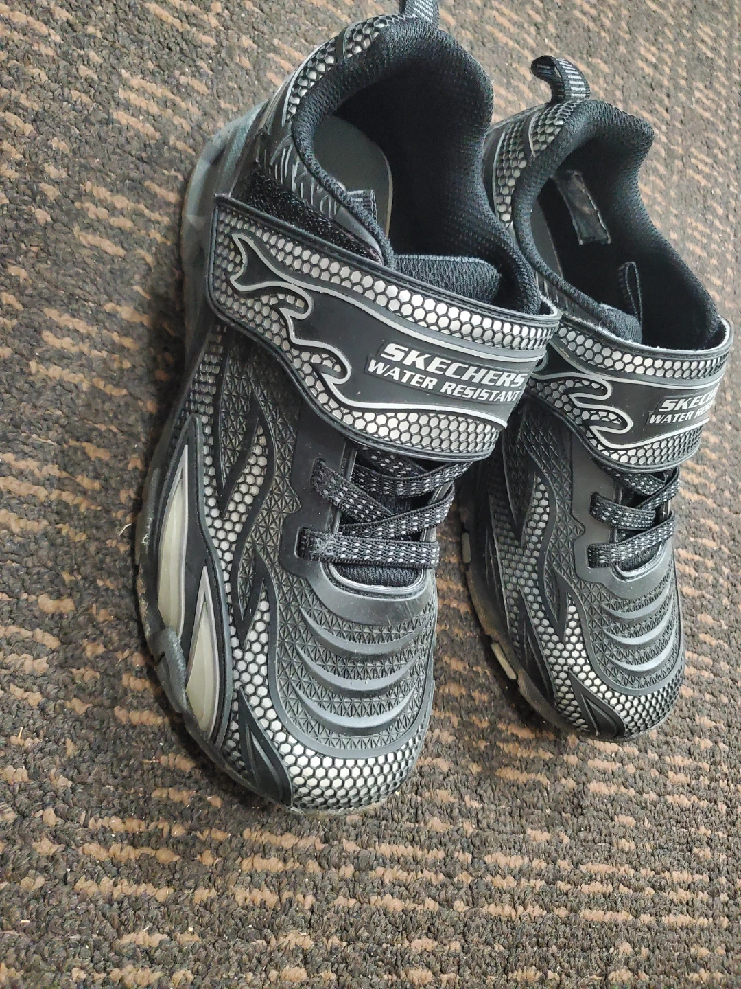 Skechers Water Resistant light up big Kids Shoes size 4 - photo 2
