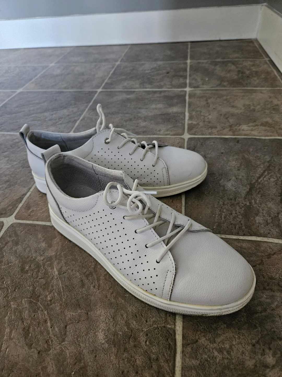 Size 39 Braska White Leather Perforated Sneakers