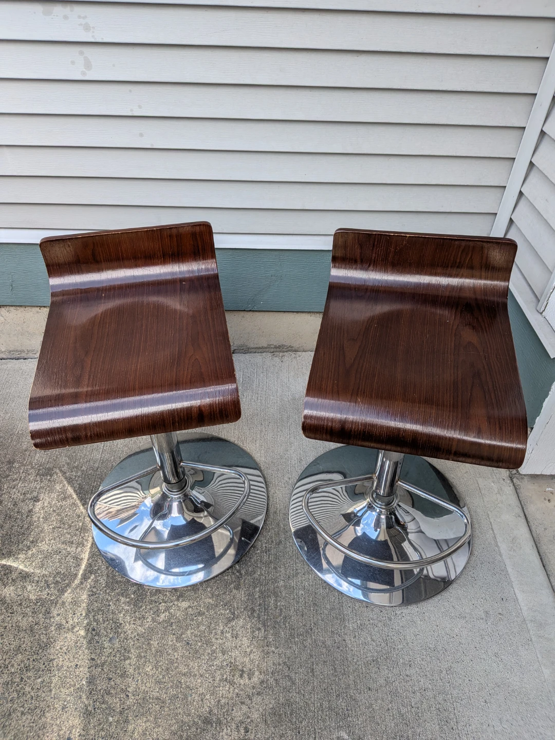 2 bar stools