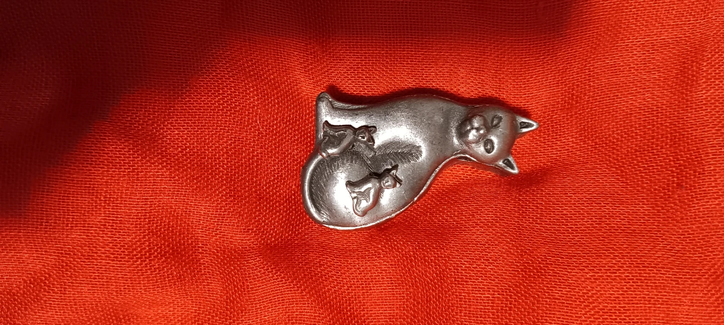 Cat Pendant Necklace in its own cat jewel box - photo 2
