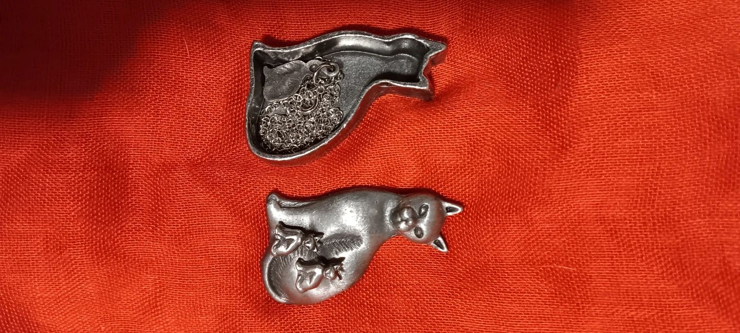 Cat Pendant Necklace in its own cat jewel box - photo 4