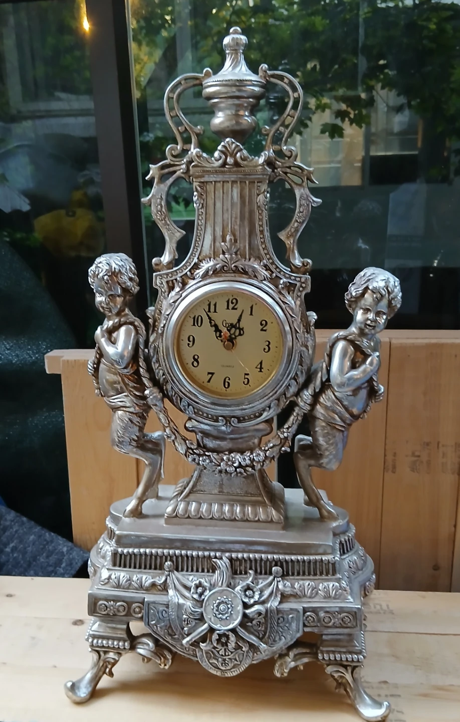 Crosa Quartz Table Clock