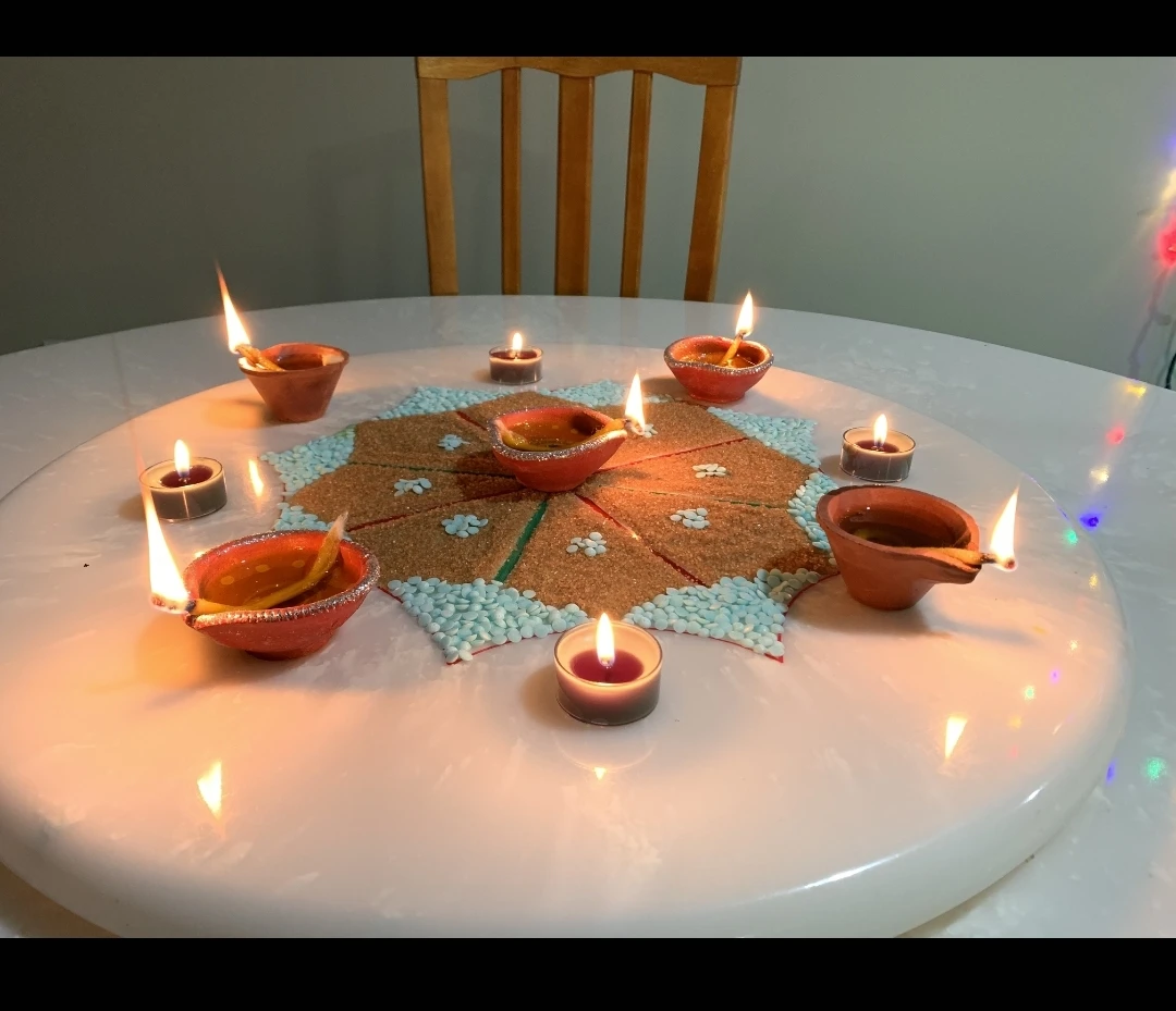 Round dining table