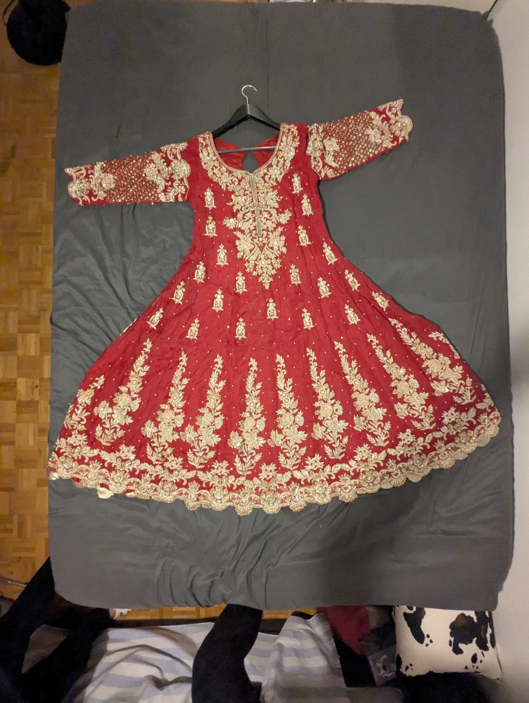 Pakistani/Indian Red & Gold Embroidered Wedding Dress & Langha - photo 3