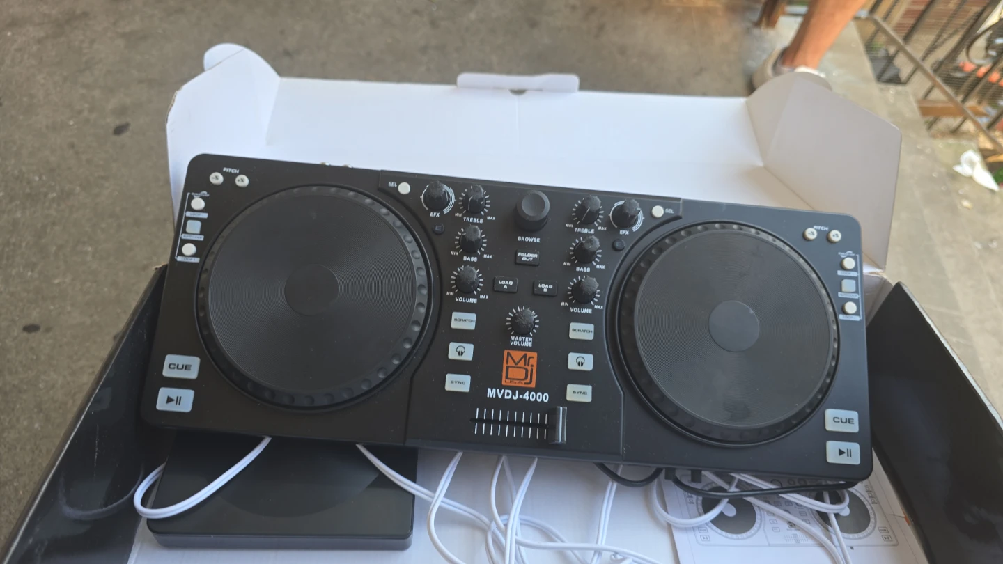 MixVibes MVDJ-4000 USB DJ Controller - photo 2
