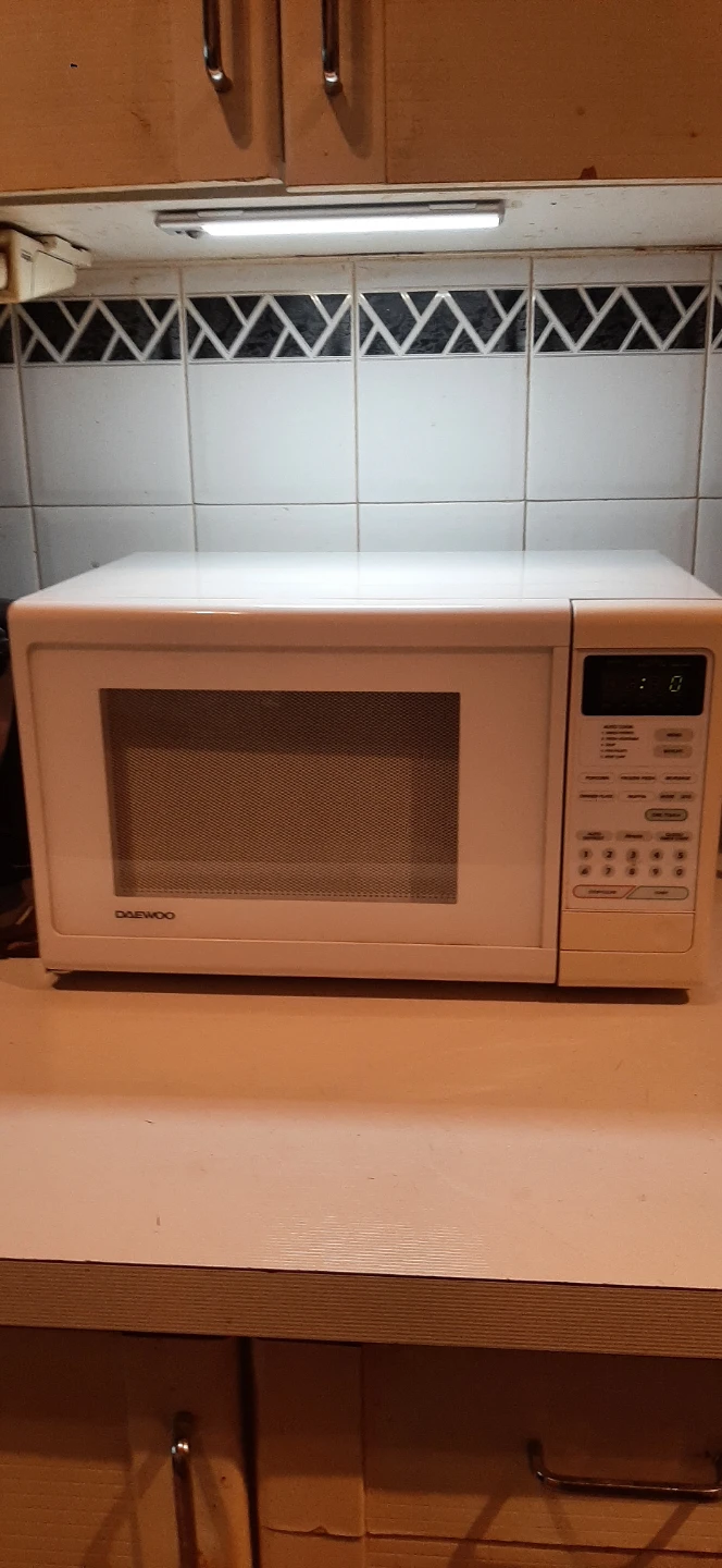 White Daewoo Compact Microwave READ DESCRIPTION ON SIZE