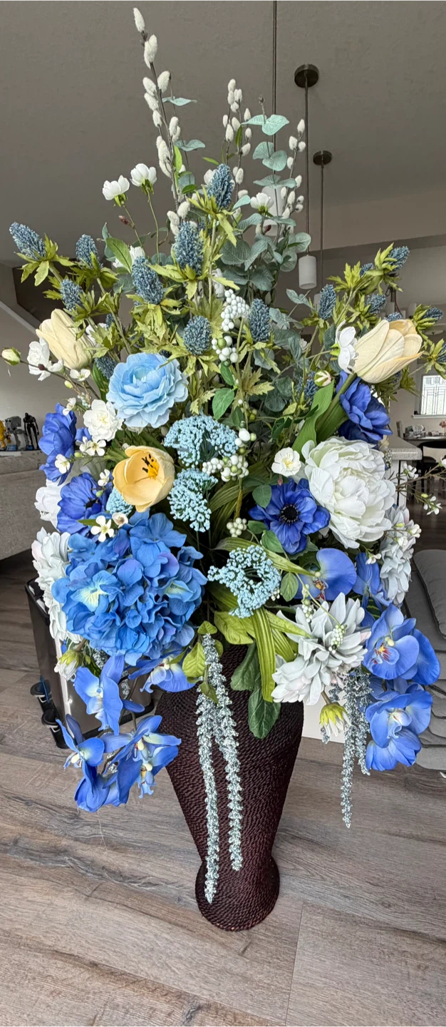 Stunning large-scale artificial floral arrangement - photo 3