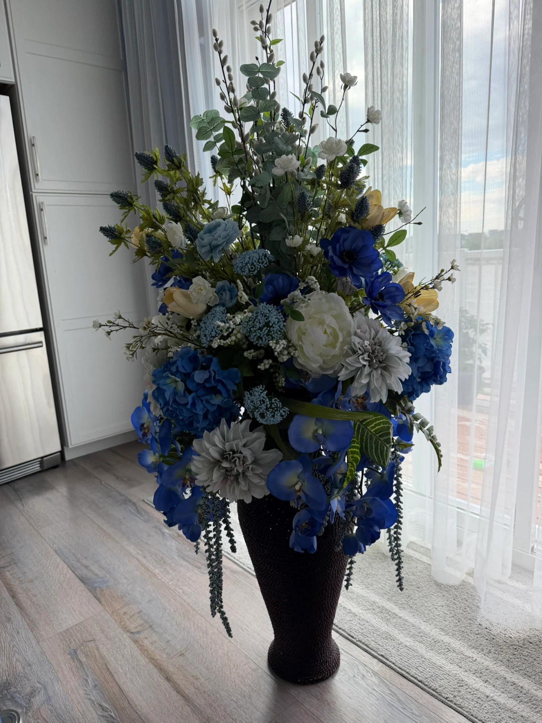 Stunning large-scale artificial floral arrangement - photo 4