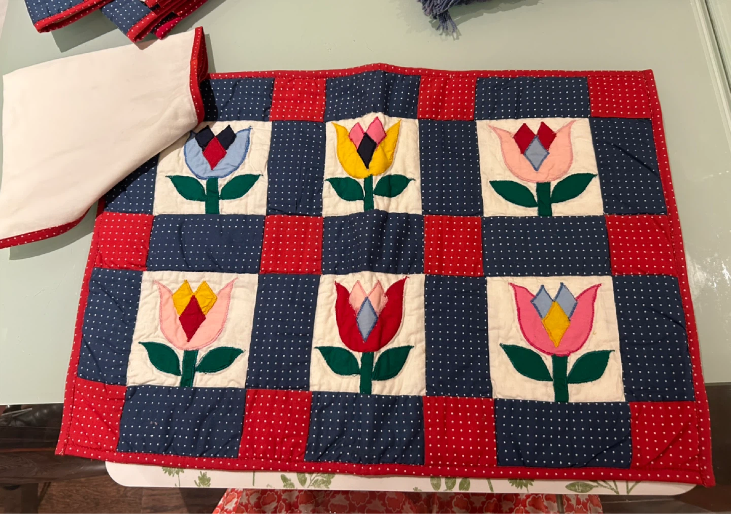 4 Quilted Placemat Set with Tulip Design