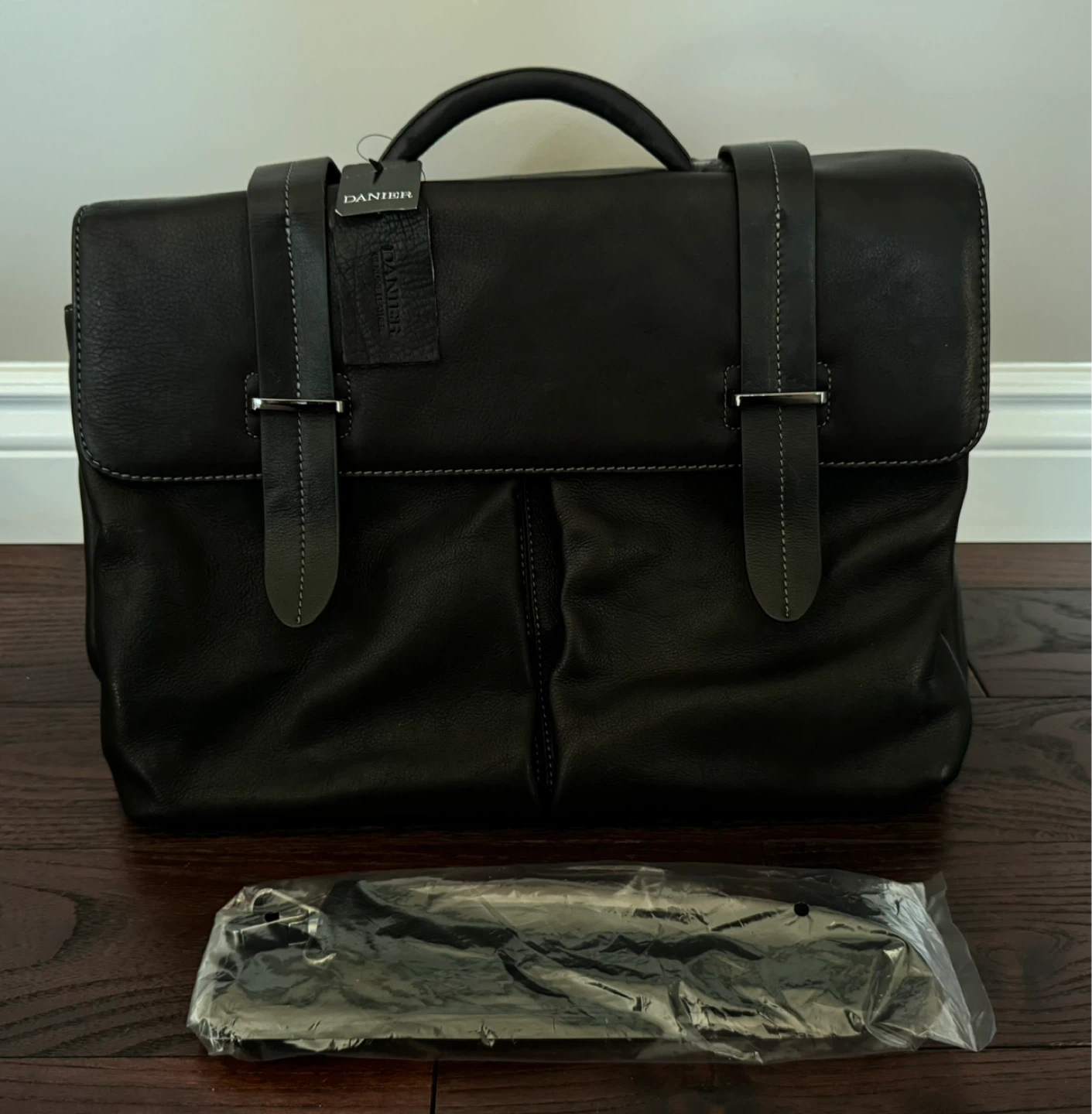 Brand New Danier Leather Bag - photo 3