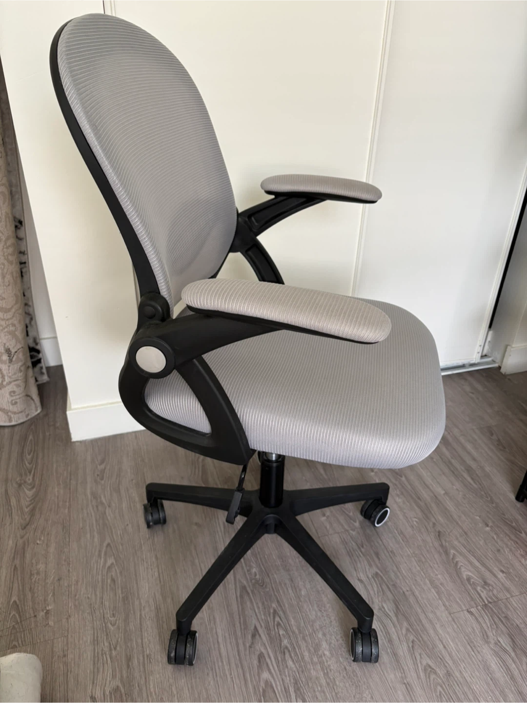 Grey Mesh Office Chair with Adjustable Arms - photo 3