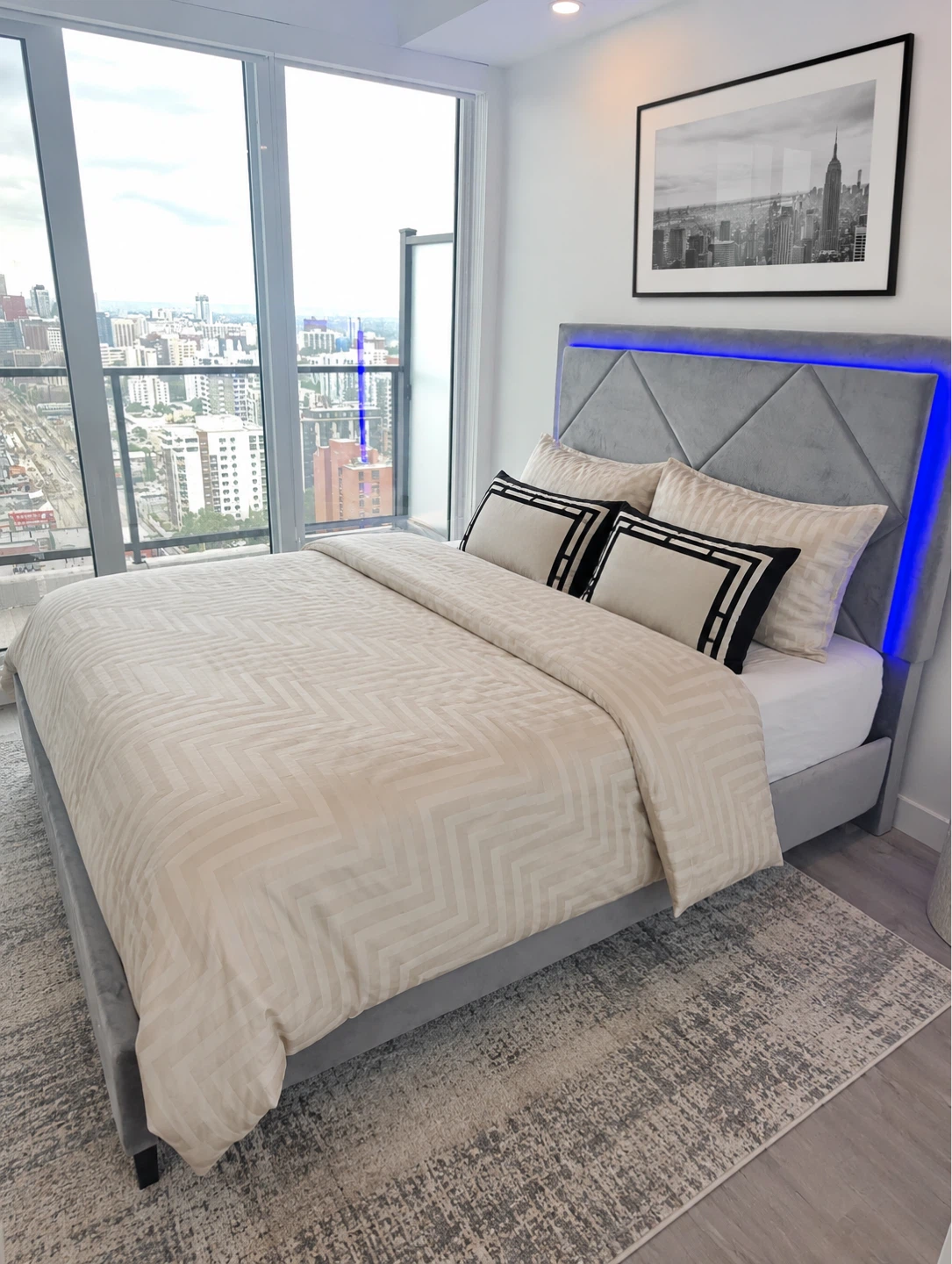 Queen bed with light up headboard - photo 2