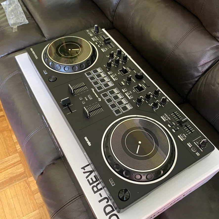 Pioneer DDJ-REV1 DJ Controller - photo 3