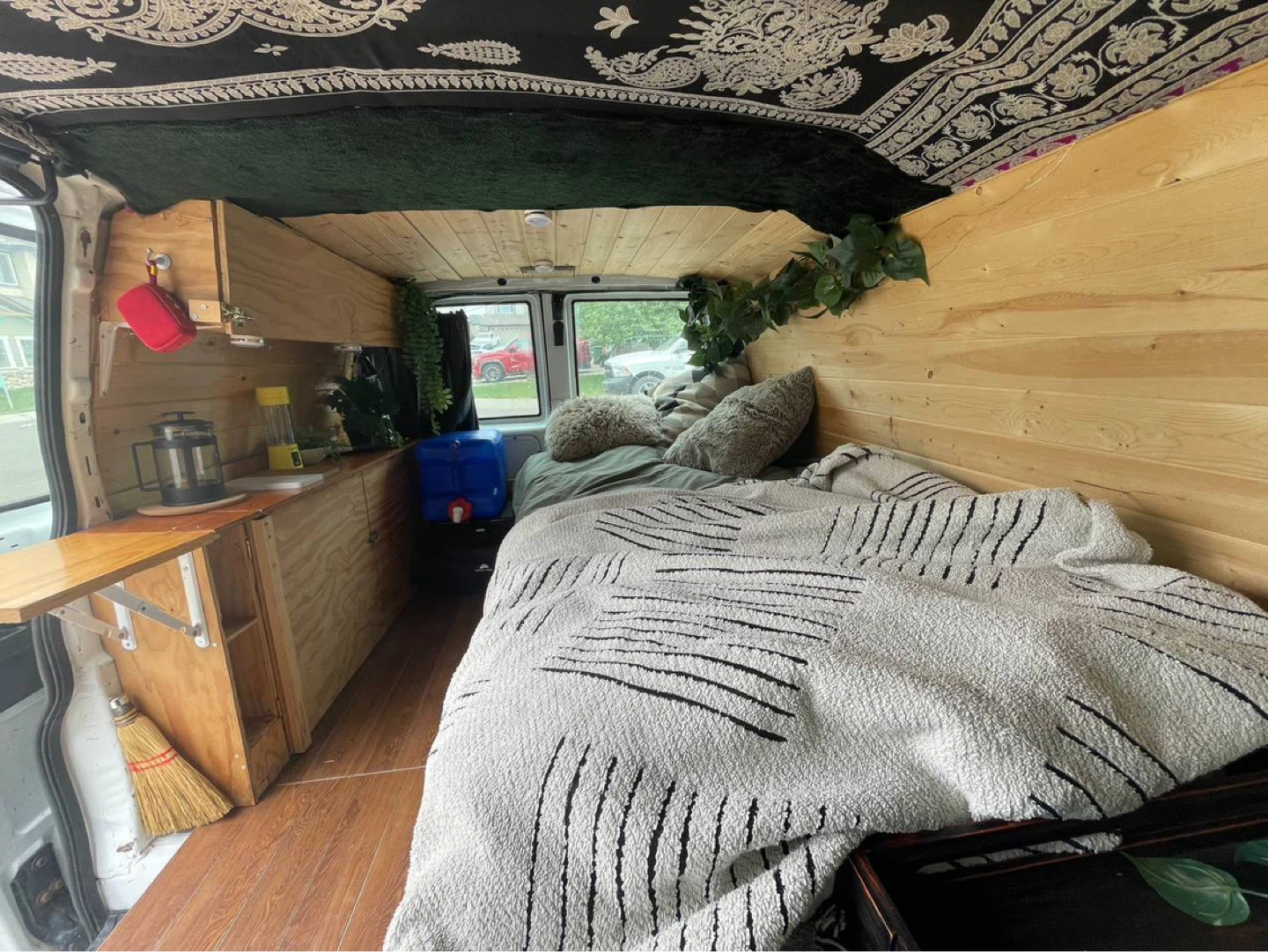 2004 GMC Safari - Short style - Clean camper build - photo 4
