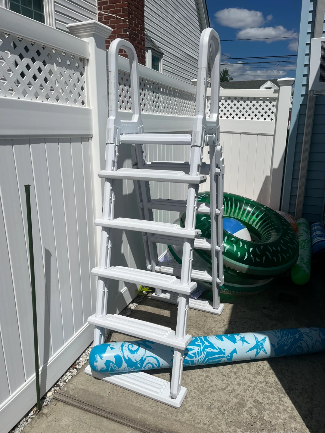 Above ground pool ladder