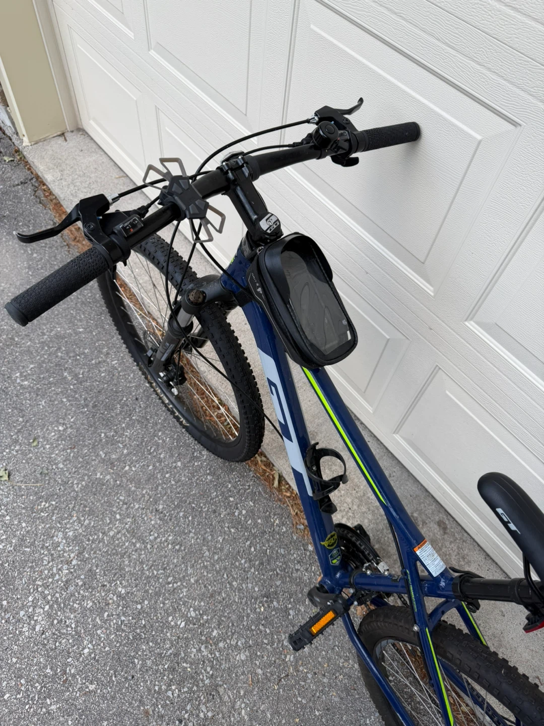 GT Mountain Bike - Blue, Size M - photo 2