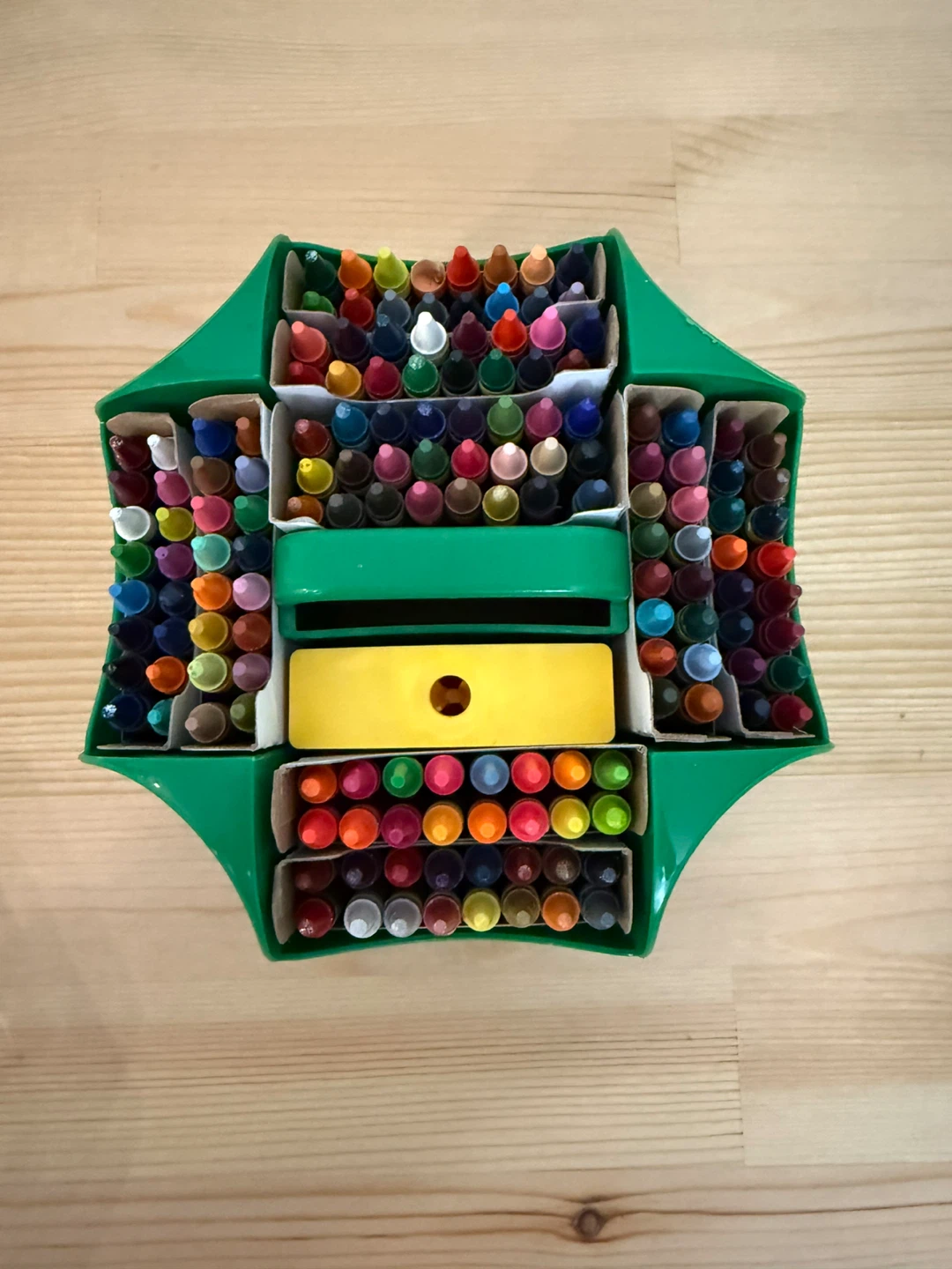 Crayola Crayon Set with Organizer and 152 colours!