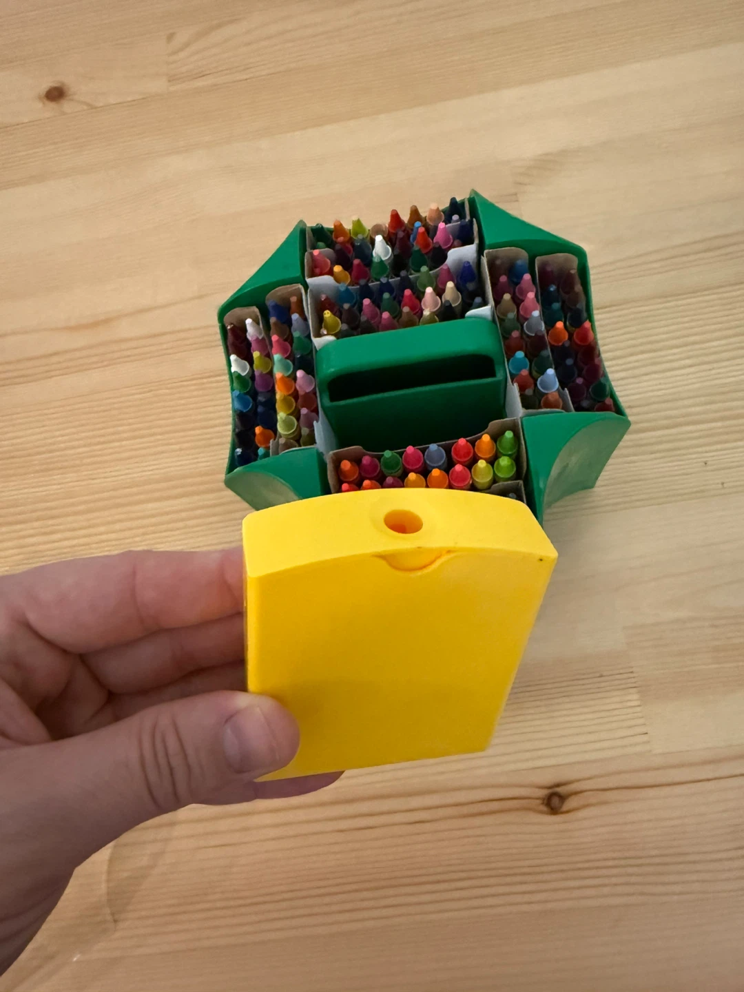 Crayola Crayon Set with Organizer and 152 colours! - photo 3