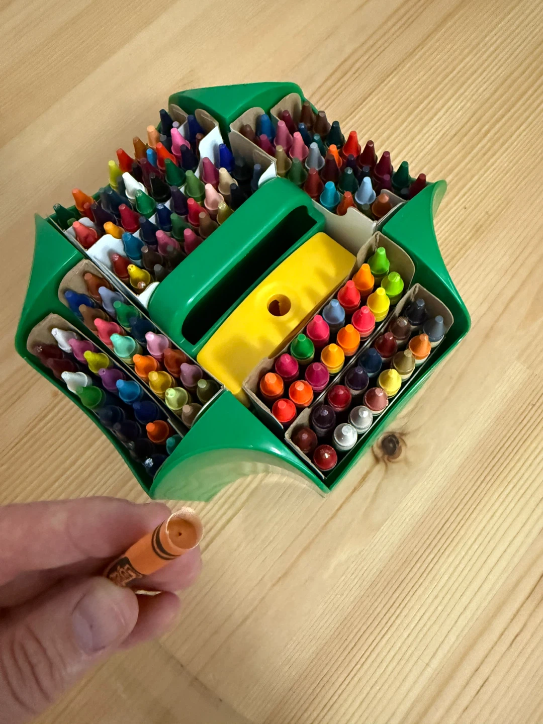 Crayola Crayon Set with Organizer and 152 colours! - photo 4