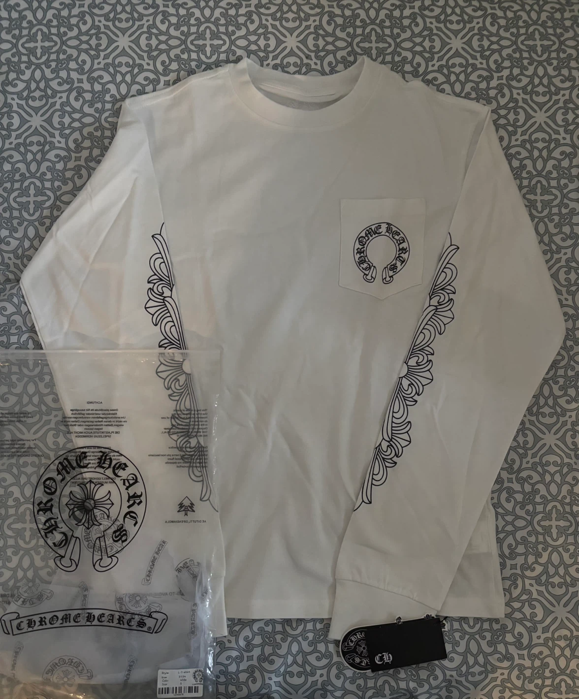 WHITE CHROME HEARTS HORSE SHOE LONG SLEEVE ‼️NEGOTIABLE‼️
