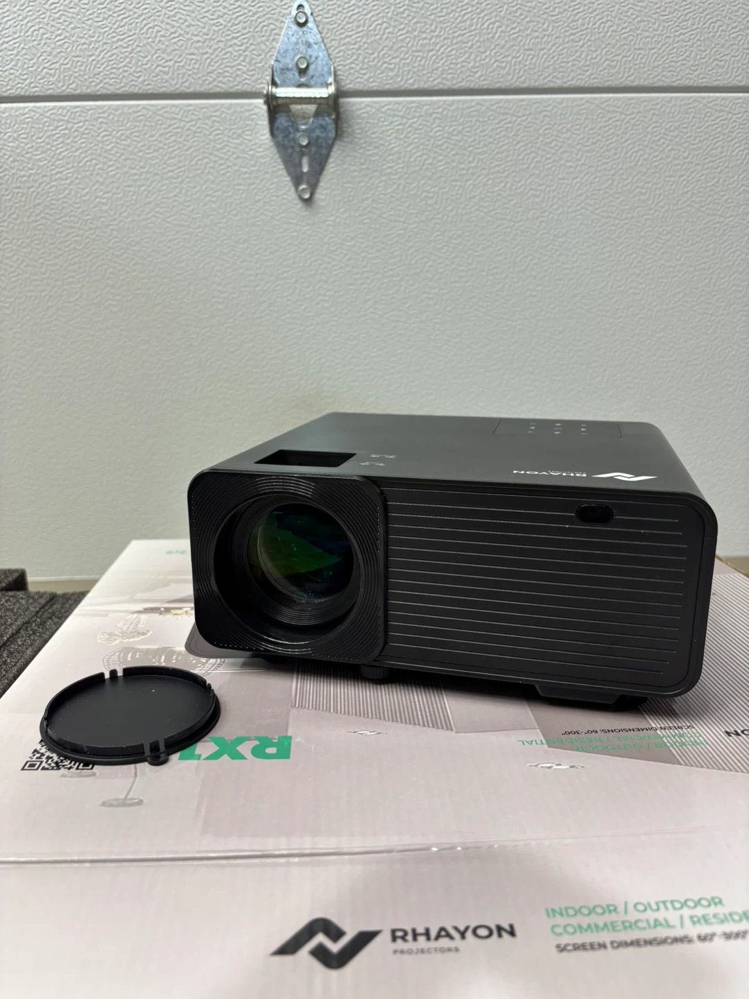 Rhayon RX10 Smart Projector & 100” Titan Projector Screen - photo 3
