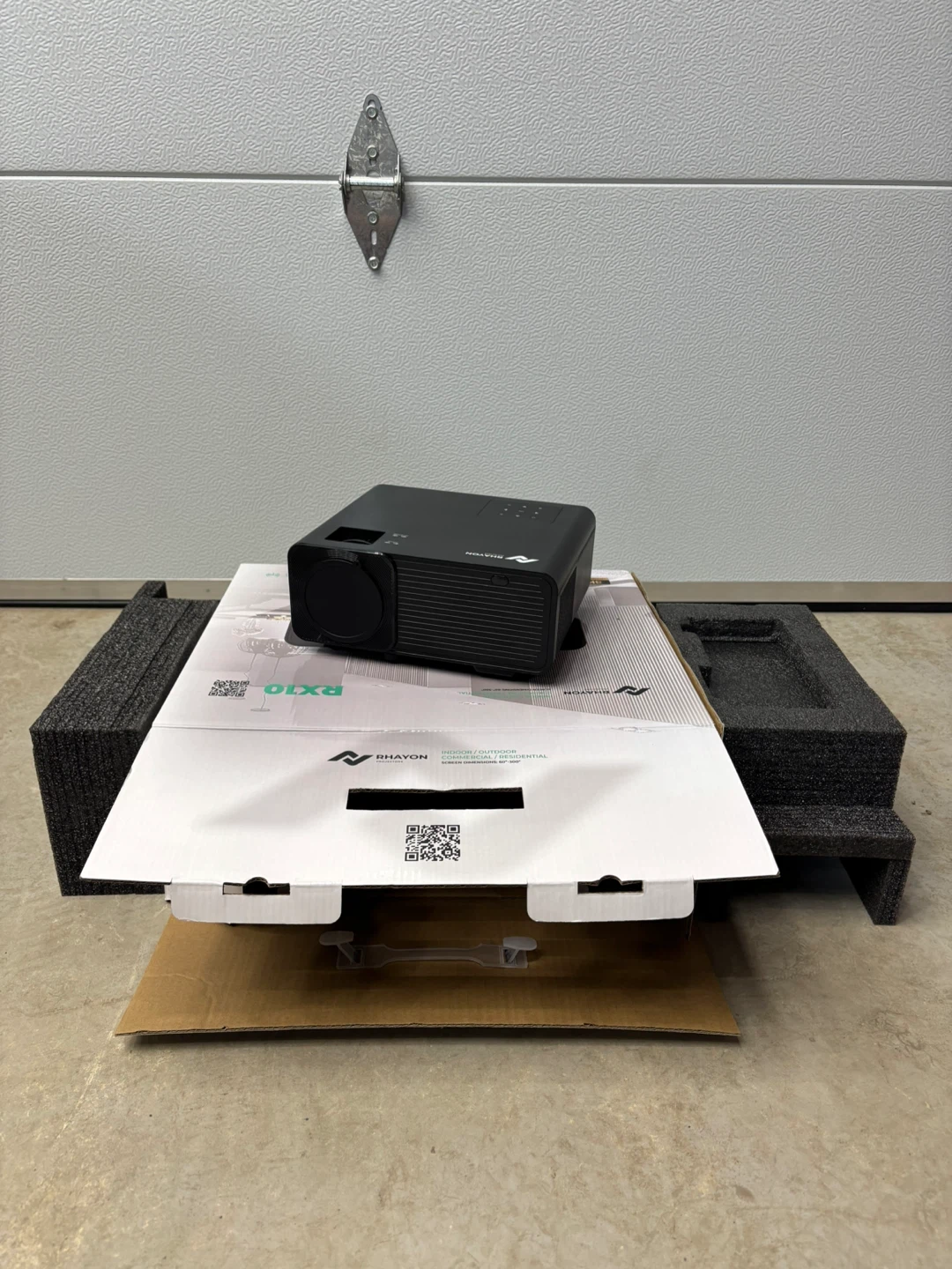 Rhayon RX10 Smart Projector & 100” Titan Projector Screen - photo 2
