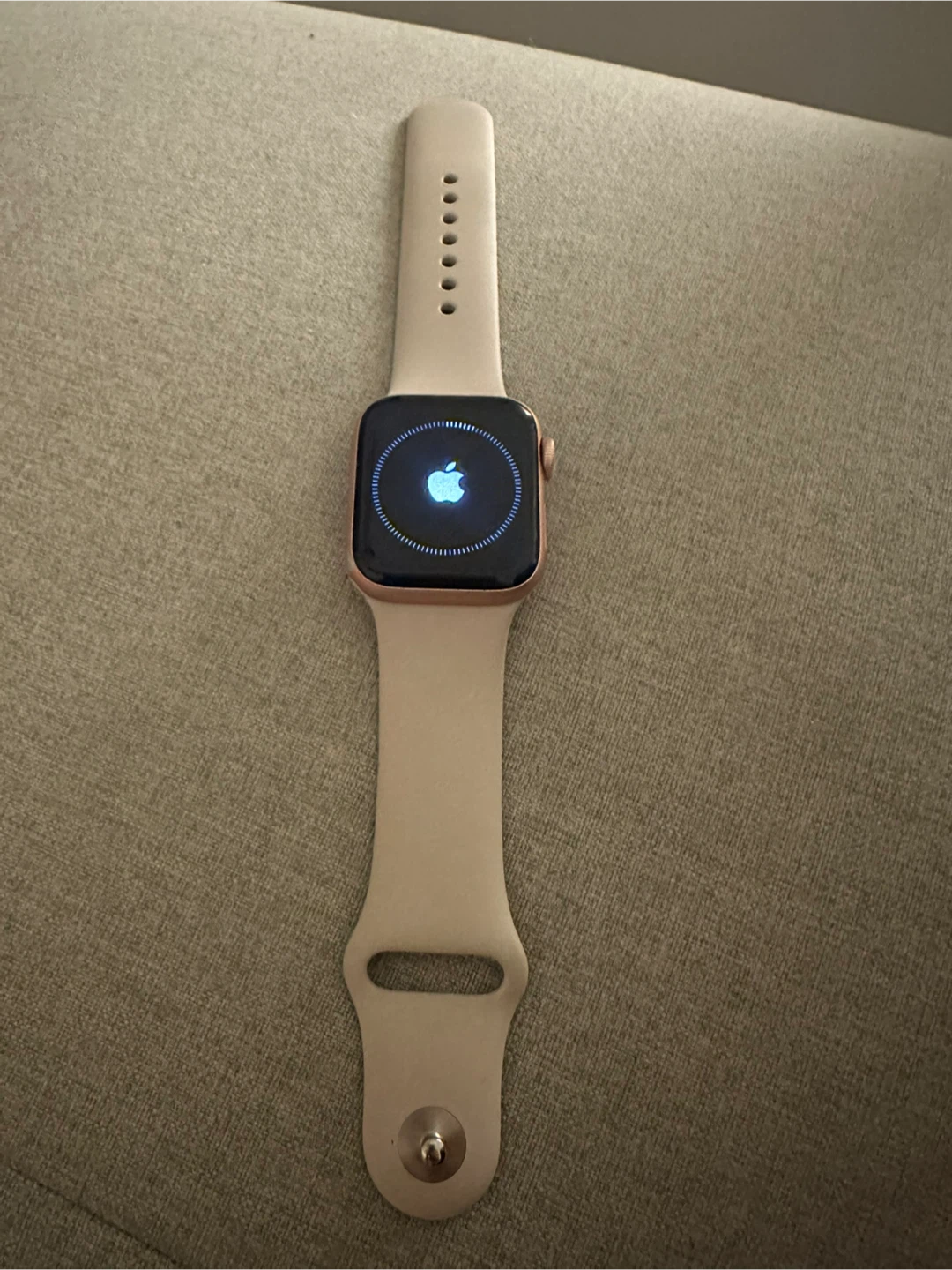 Apple Watch SE (1st Gen) 40mm GPS – Gold Aluminum - photo 2