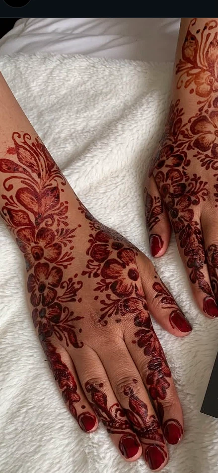 Henna tattoos all over body - photo 2