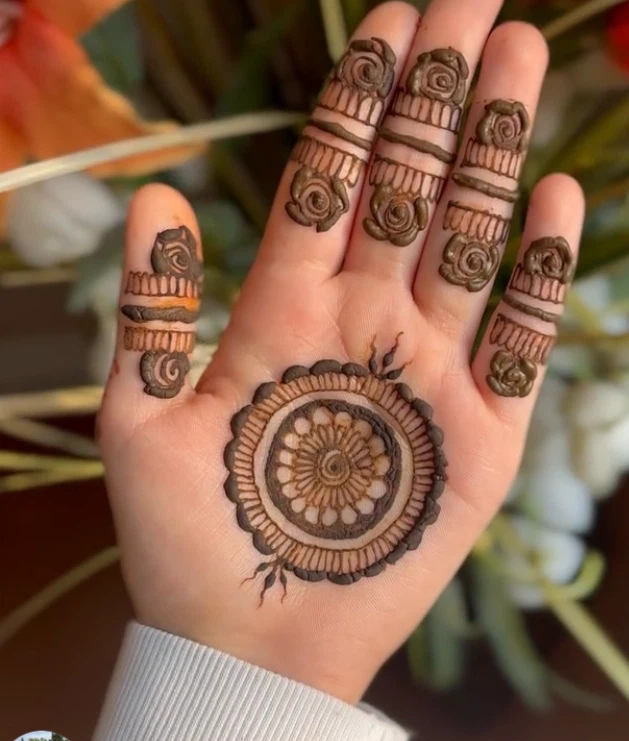 Henna tattoos all over body - photo 3