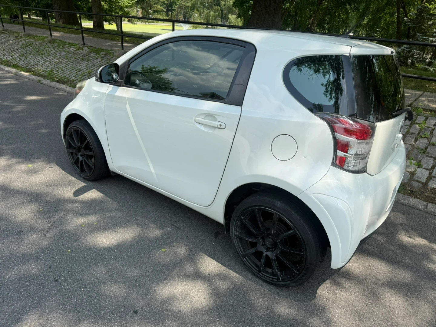 White Scion IQ 2012