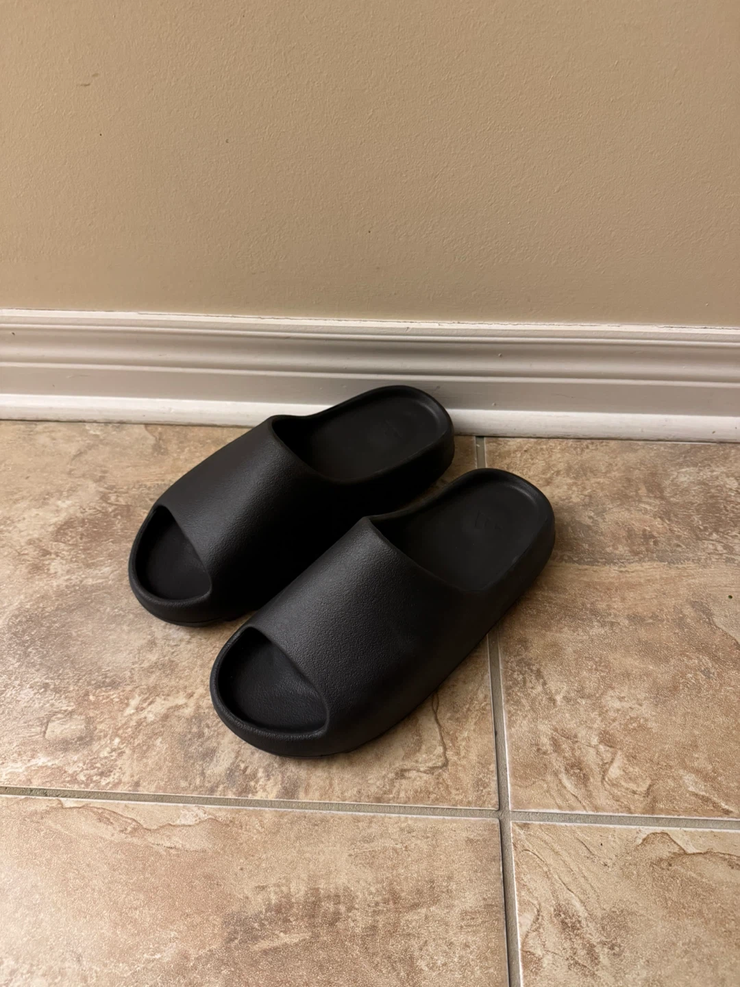 Yeezy slides size 10