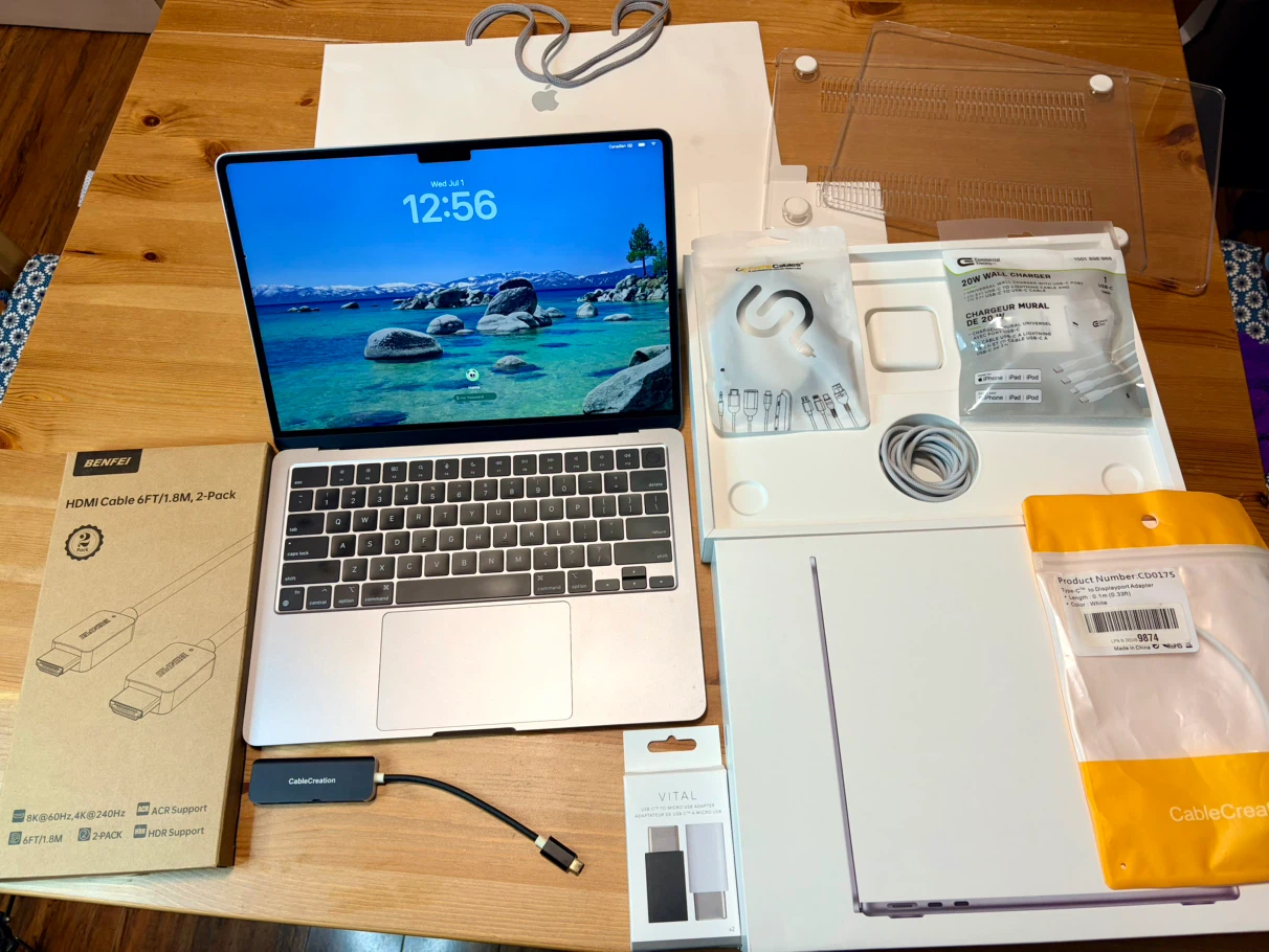 Apple MacBook Air M2 13.6” 16GB RAM / 512GB SSD + Accessories